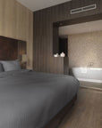 Luxe dekbedovertrekset van katoen-satijn in grijs kleur, opgemaakt op een hotelwaardig bed