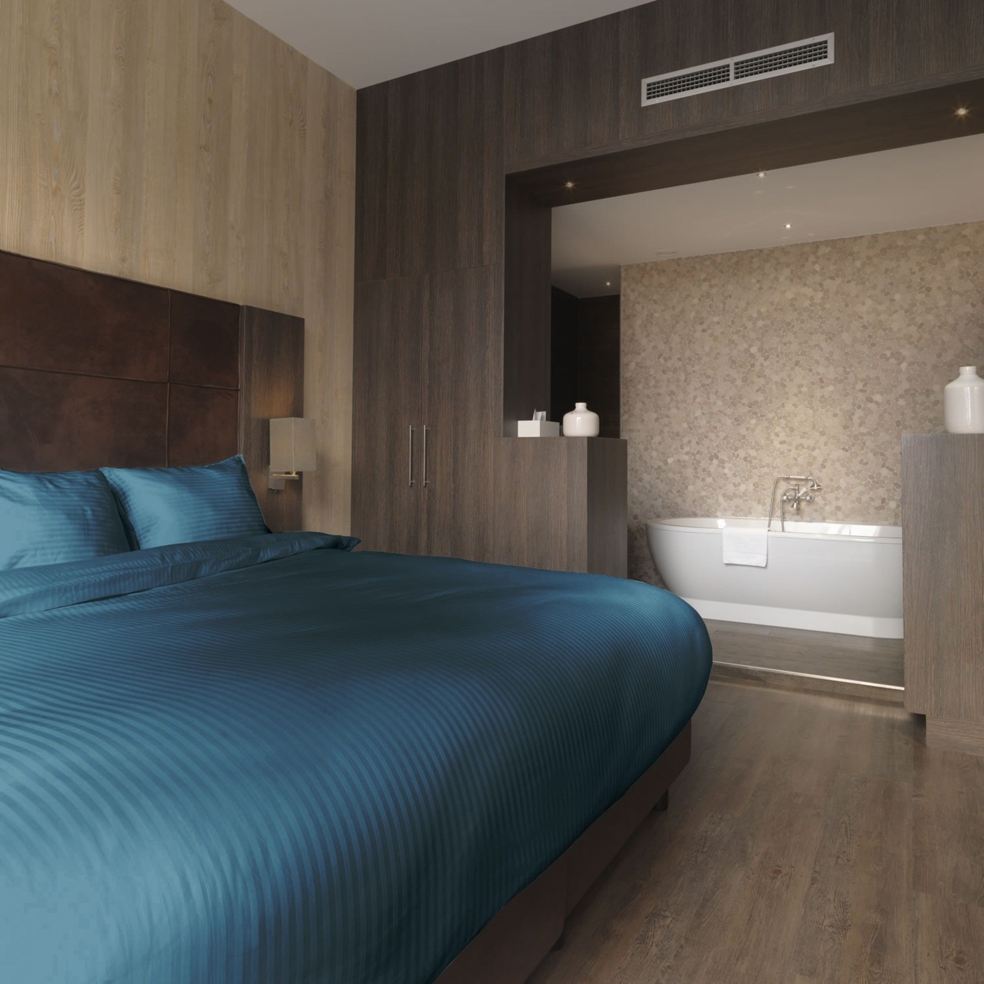 Luxe dekbedovertrekset van katoen-satijn in blauw kleur, opgemaakt op een hotelwaardig bed