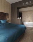 Luxe dekbedovertrekset van katoen-satijn in blauw kleur, opgemaakt op een hotelwaardig bed