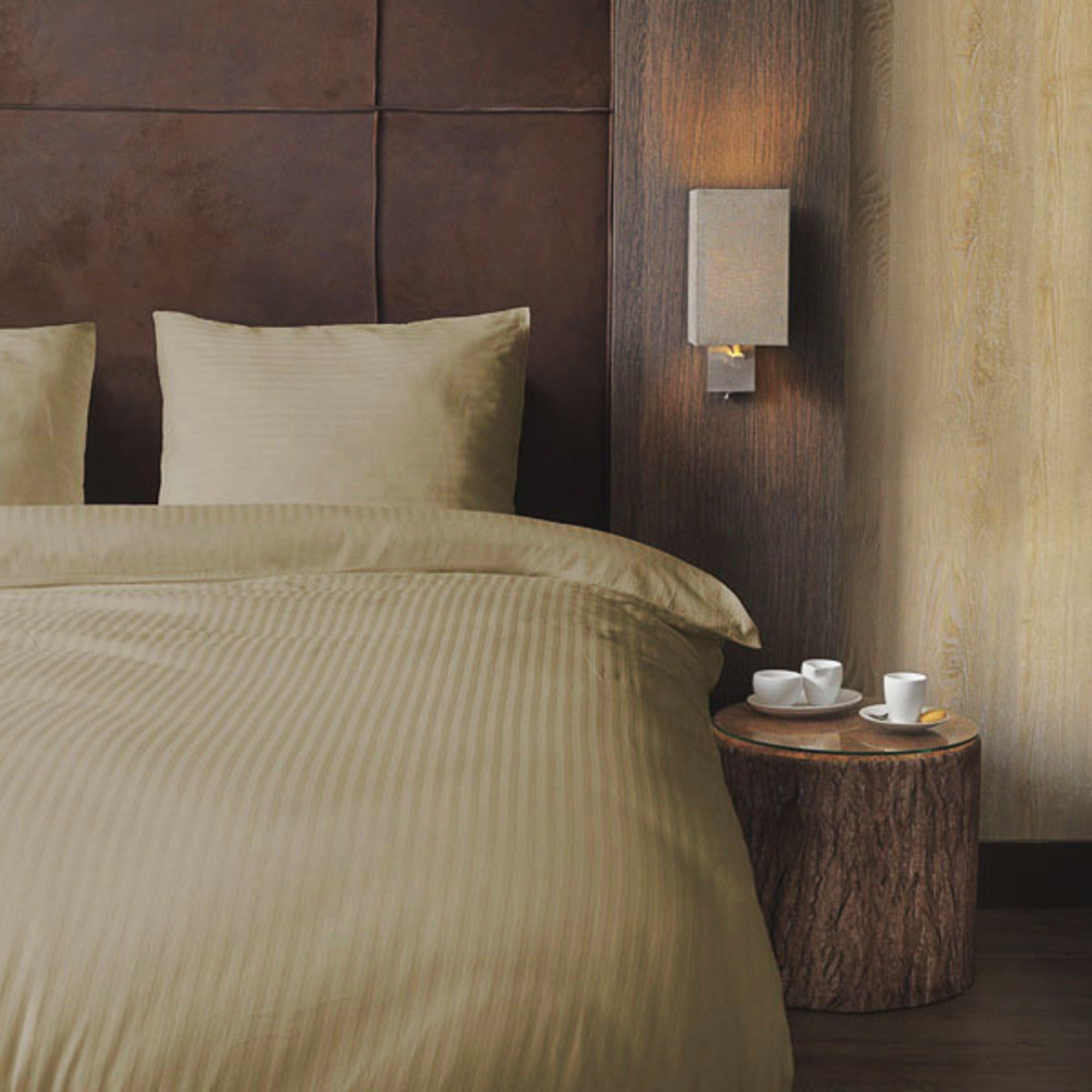 Luxe dekbedovertrekset van katoen-satijn in taupe/ groen kleur, opgemaakt op een hotelwaardig bed