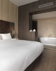 Luxe dekbedovertrekset van katoen-satijn in wit kleur, opgemaakt op een hotelwaardig bed
